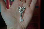 Lade das Bild in den Galerie-Viewer, Magical Key necklace