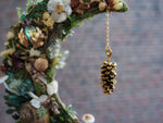 Lade das Bild in den Galerie-Viewer, OOAK Moon wall hanging - Pinecone
