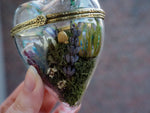 Lade das Bild in den Galerie-Viewer, OOAK Glass hearted container - kelpie
