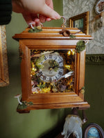 Lade das Bild in den Galerie-Viewer, OOAK Faerie Vintage Clock
