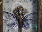 Lade das Bild in den Galerie-Viewer, OOAK Flying Key purple Frame
