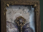 Lade das Bild in den Galerie-Viewer, OOAK Flying Key purple Frame
