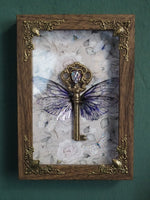 Lade das Bild in den Galerie-Viewer, OOAK Flying Key purple Frame
