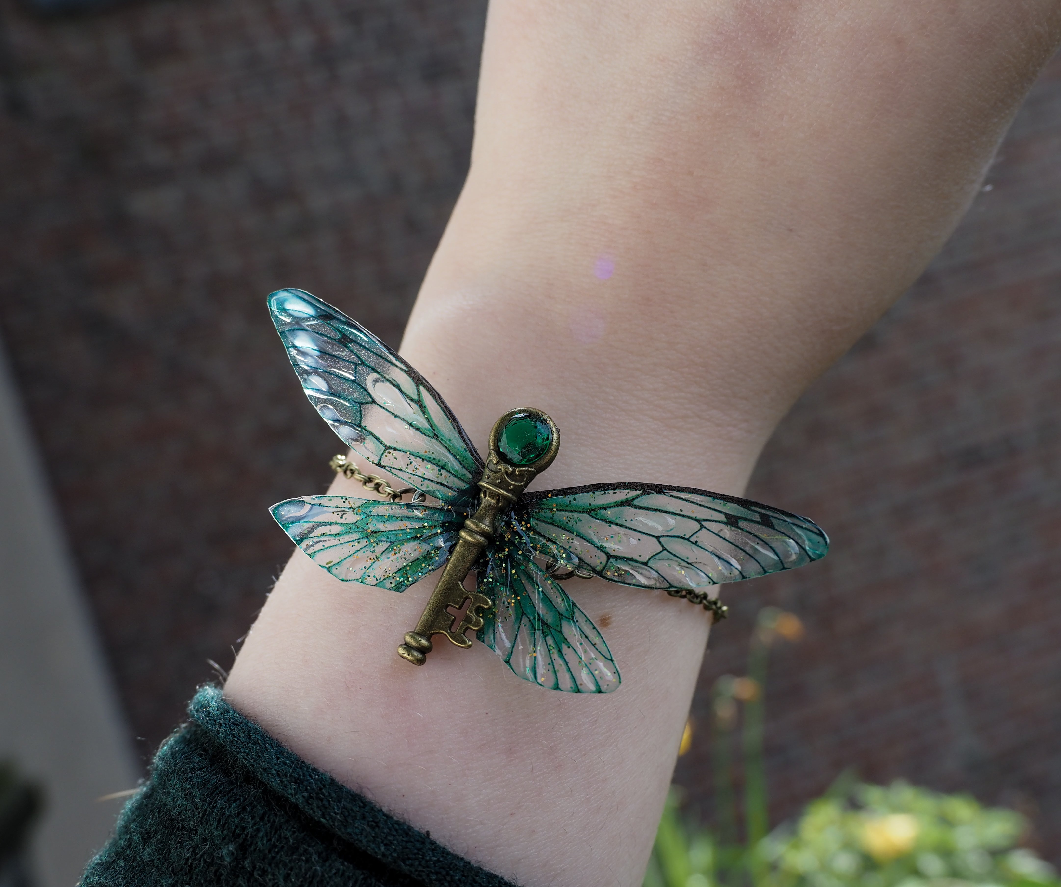 Flying key bracelet - emerald, bronce