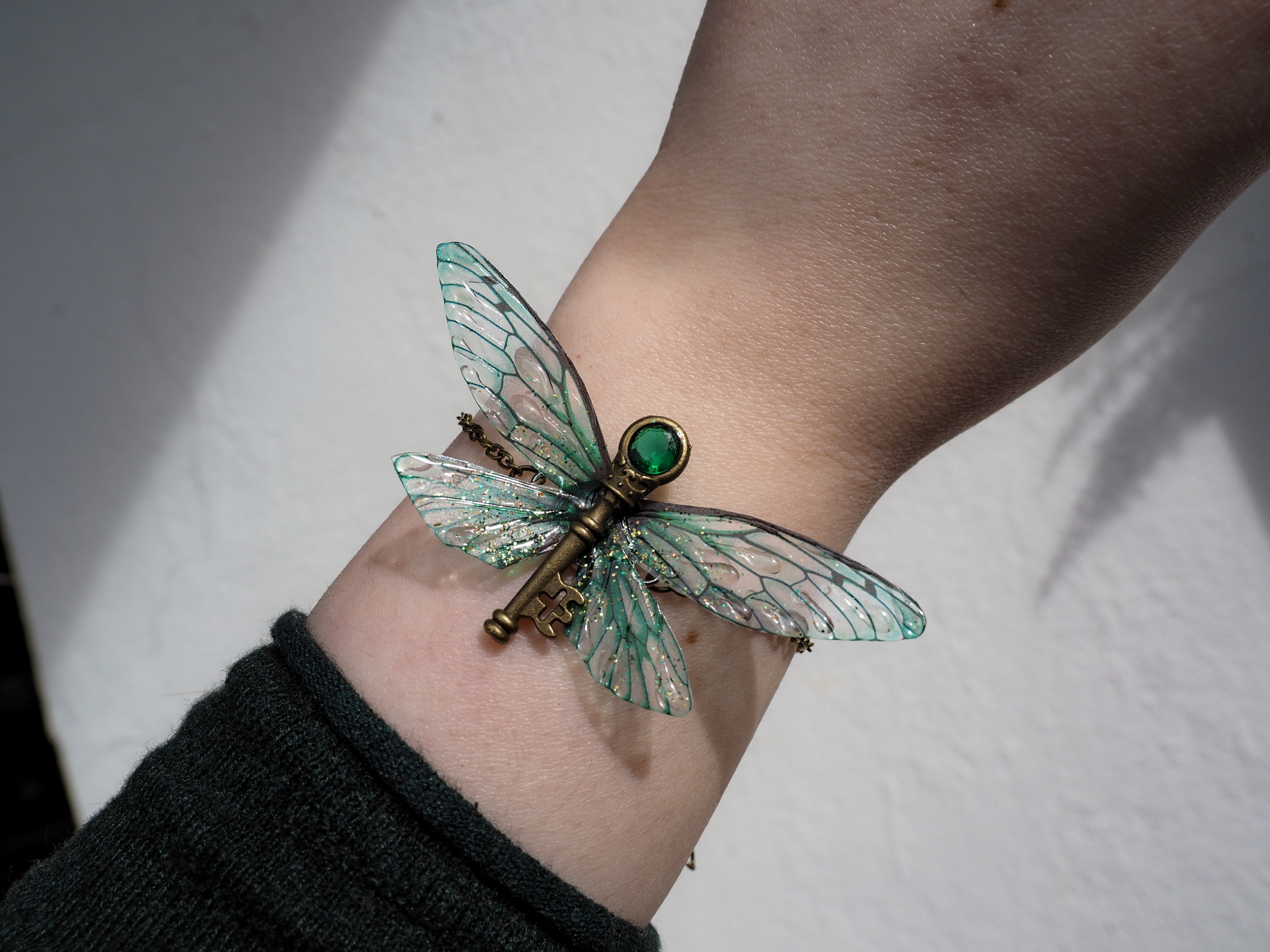Flying key bracelet - emerald, bronce