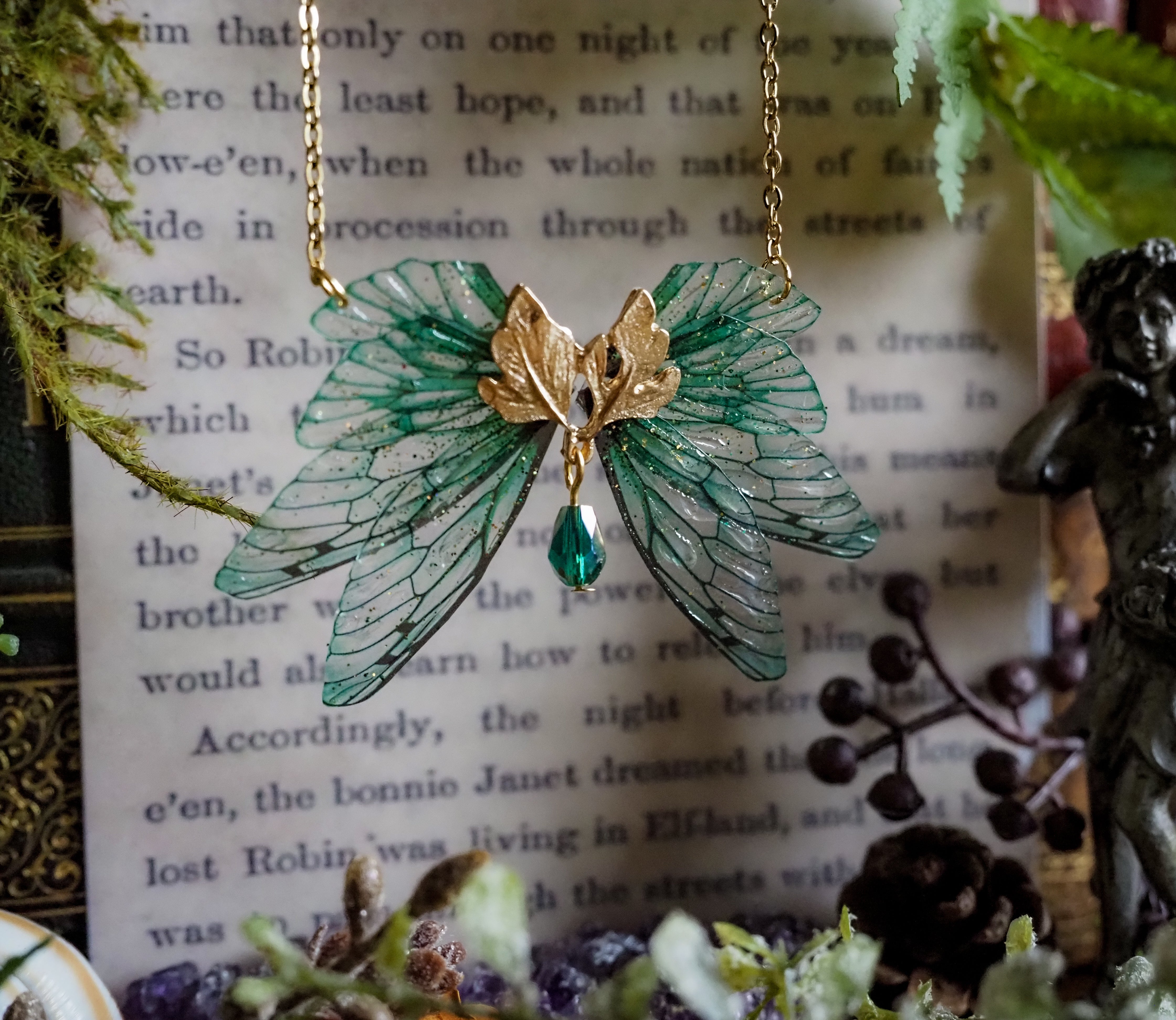 Golden dusk leaf necklace - emerald