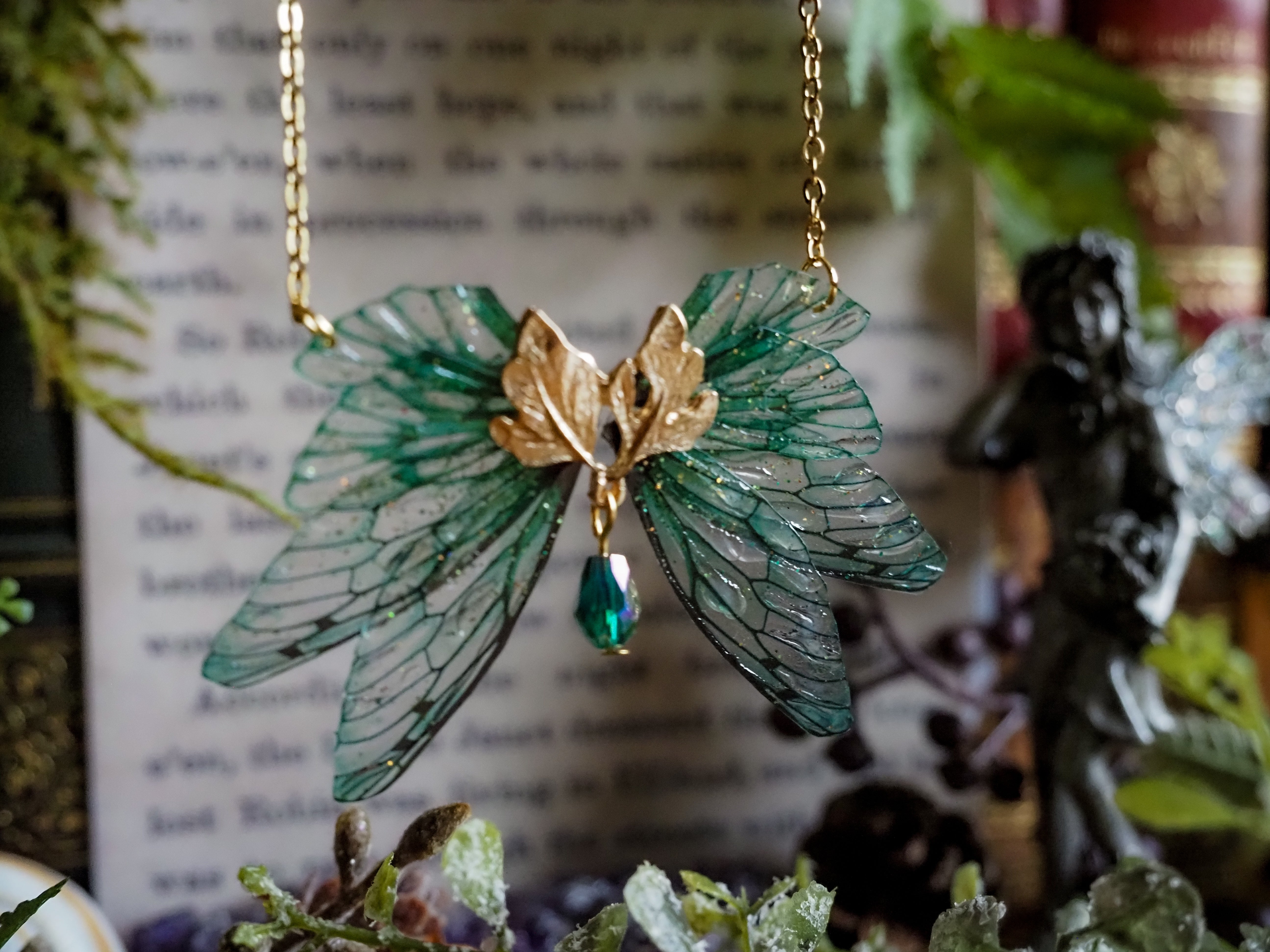 Golden dusk leaf necklace - emerald