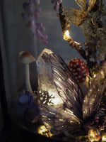 Lade das Bild in den Galerie-Viewer, OOAK Faerie Lantern Wisteria Dream - Lightning function
