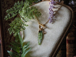 Lade das Bild in den Galerie-Viewer, Charm Fae Necklace green, acorn, gold
