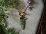 Lade das Bild in den Galerie-Viewer, Charm Fae Necklace green, acorn, gold
