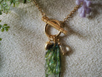 Lade das Bild in den Galerie-Viewer, Charm Fae Necklace green, acorn, gold
