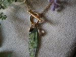 Lade das Bild in den Galerie-Viewer, Charm Fae Necklace green, acorn, gold
