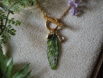 Lade das Bild in den Galerie-Viewer, Charm Fae Necklace green, acorn, gold
