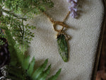 Lade das Bild in den Galerie-Viewer, Charm Fae Necklace green, acorn, gold
