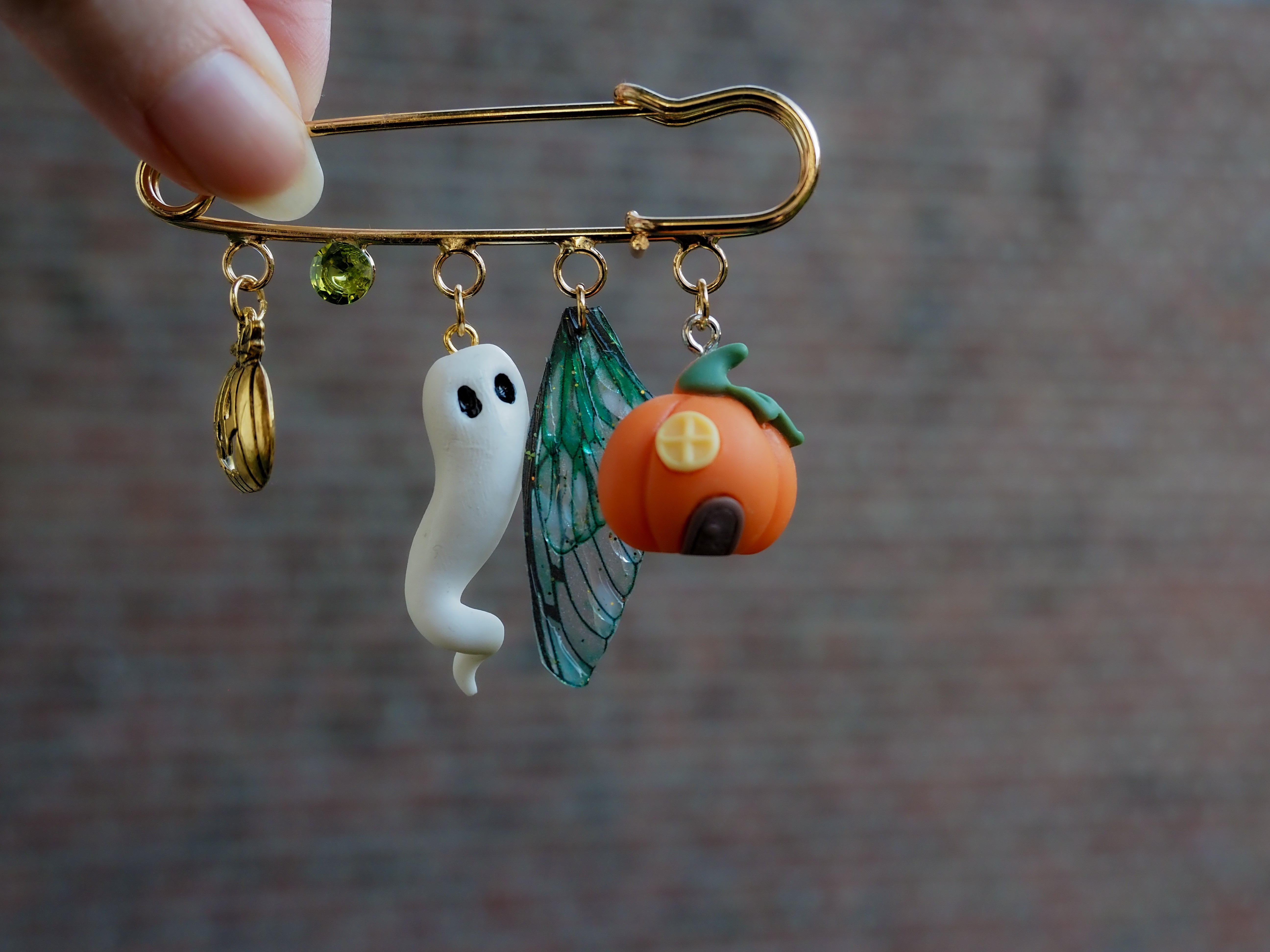 Ghosty Pin - pumpkin house