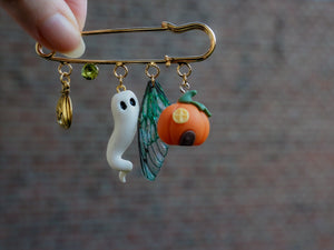 Ghosty Pin - pumpkin house