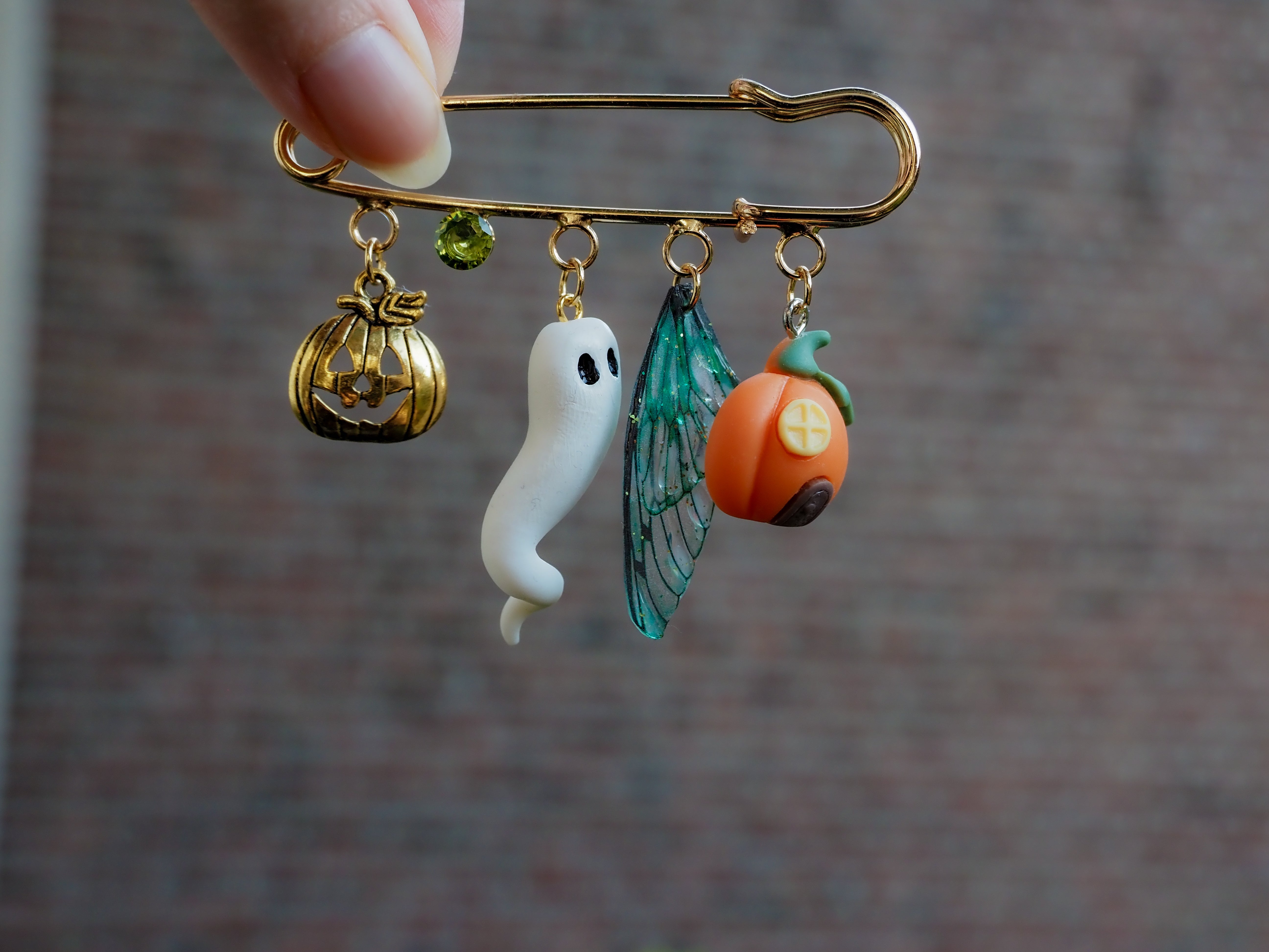 Ghosty Pin - pumpkin house