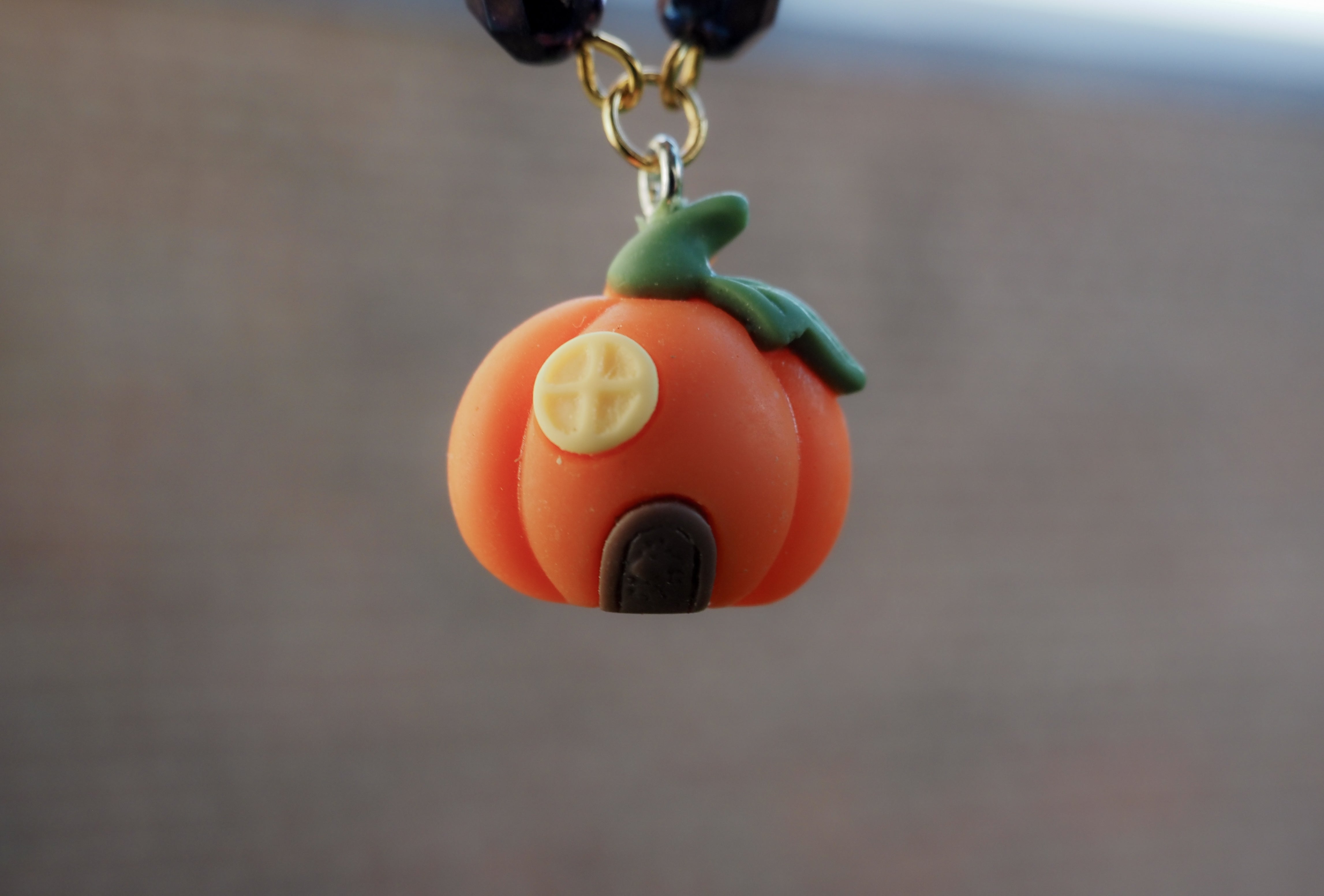 Pumpkin House necklace - Kelpie