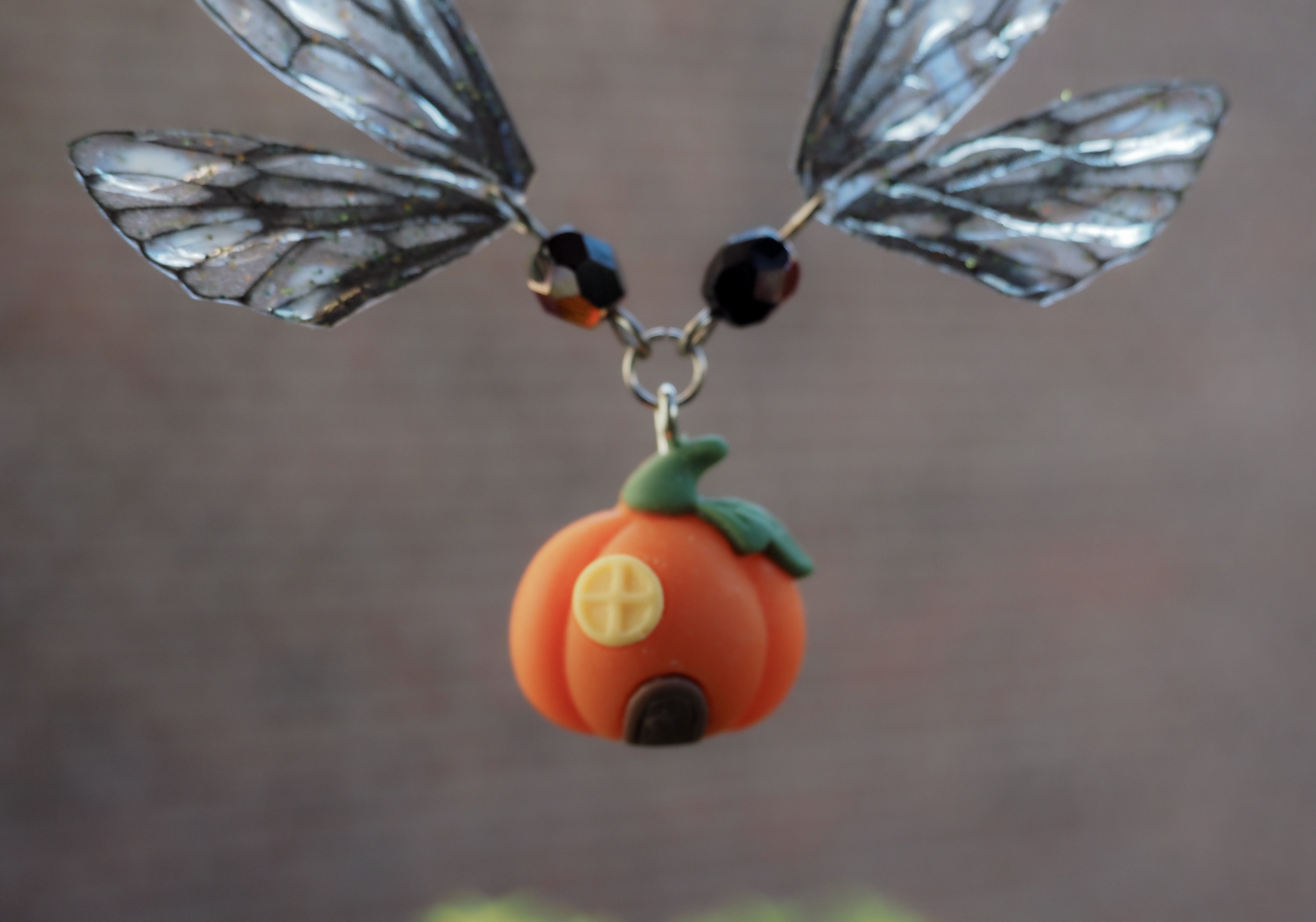 Pumpkin House necklace - black