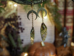 Lade das Bild in den Galerie-Viewer, Earrings Moon - gold, moss green
