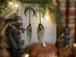 Lade das Bild in den Galerie-Viewer, Earrings Moon - gold, moss green
