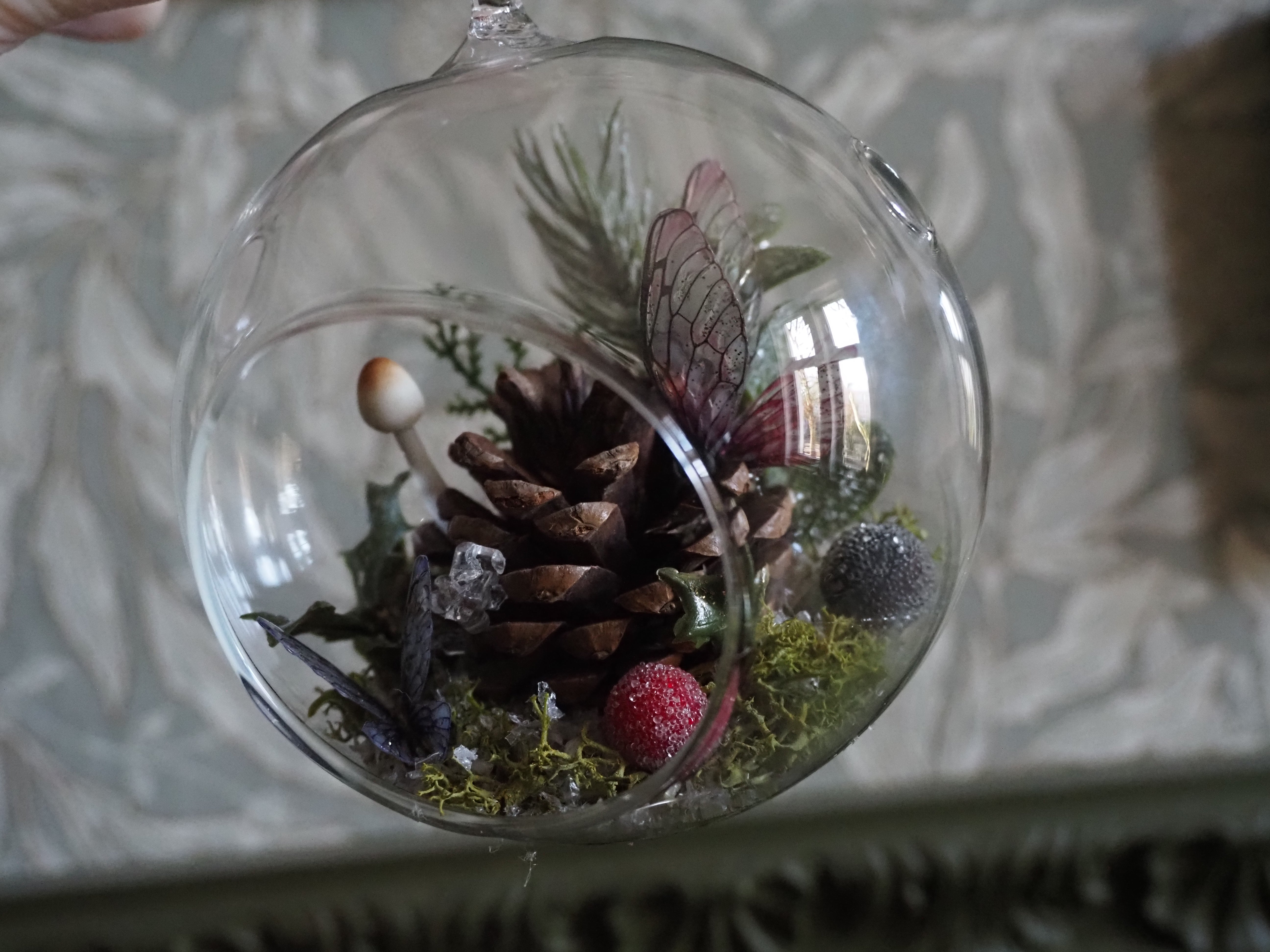 OOAK Pinecone Globe red, snow