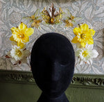 Lade das Bild in den Galerie-Viewer, OOAK Daffodil Halo Headpiece
