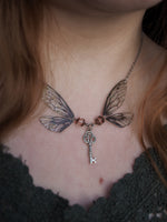 Lade das Bild in den Galerie-Viewer, Enchanting necklace - key, black
