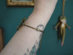 Lade das Bild in den Galerie-Viewer, Flying Key Bracelet - nature, pearls
