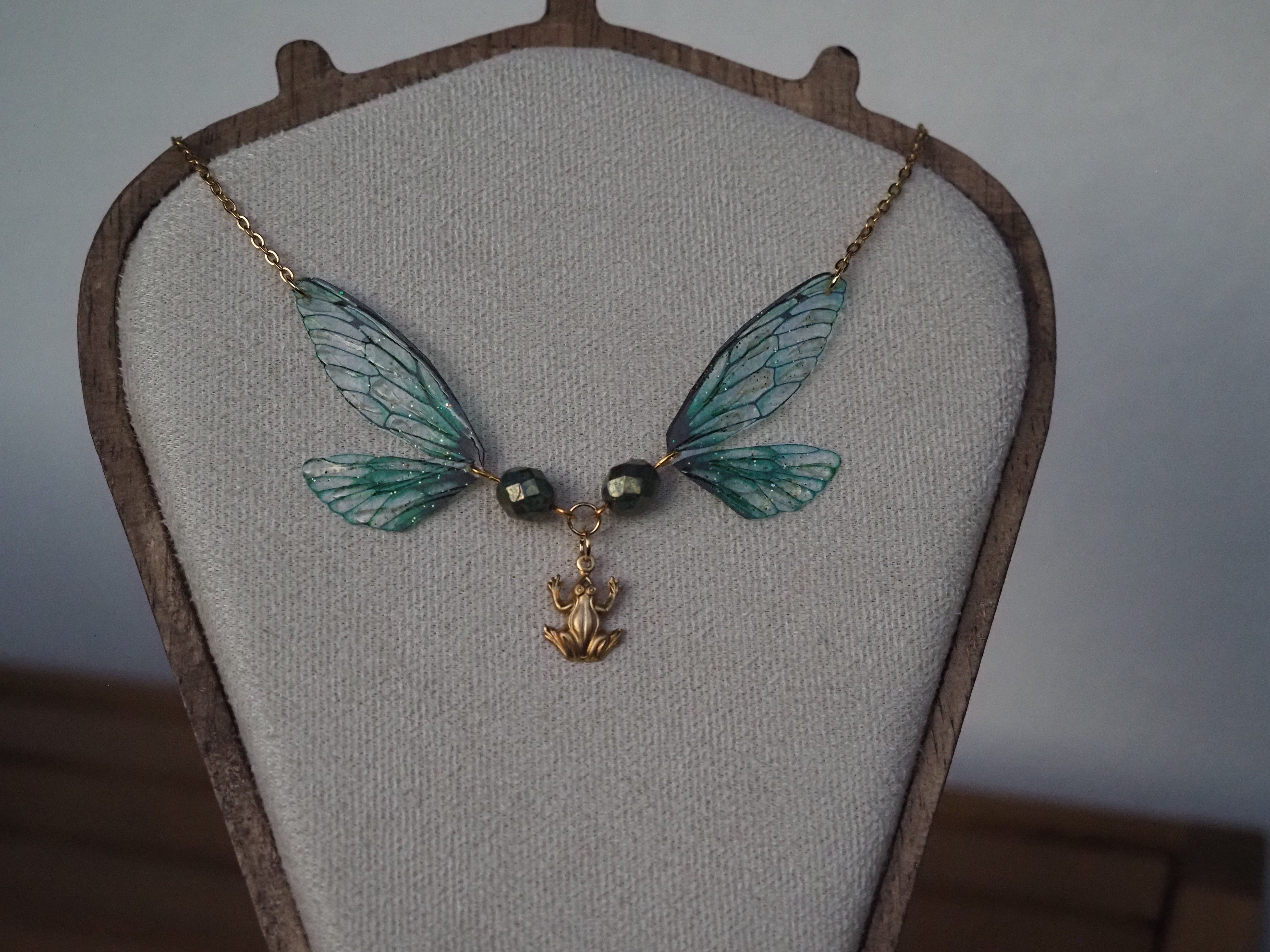 Enchanting necklace - green, frog