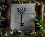 Lade das Bild in den Galerie-Viewer, Butterfly Key stainless steel necklace
